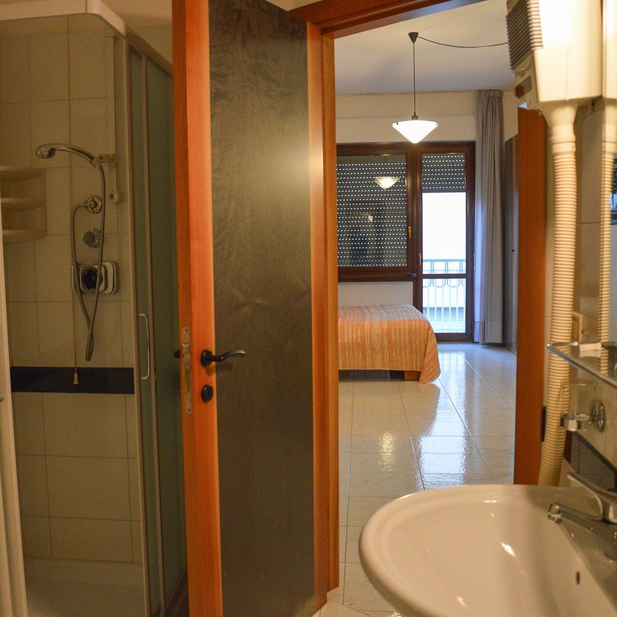 Bagno con doccia e vista sulla camera