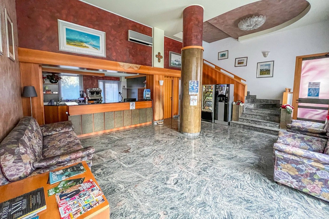 Hall con reception e angolo caffè