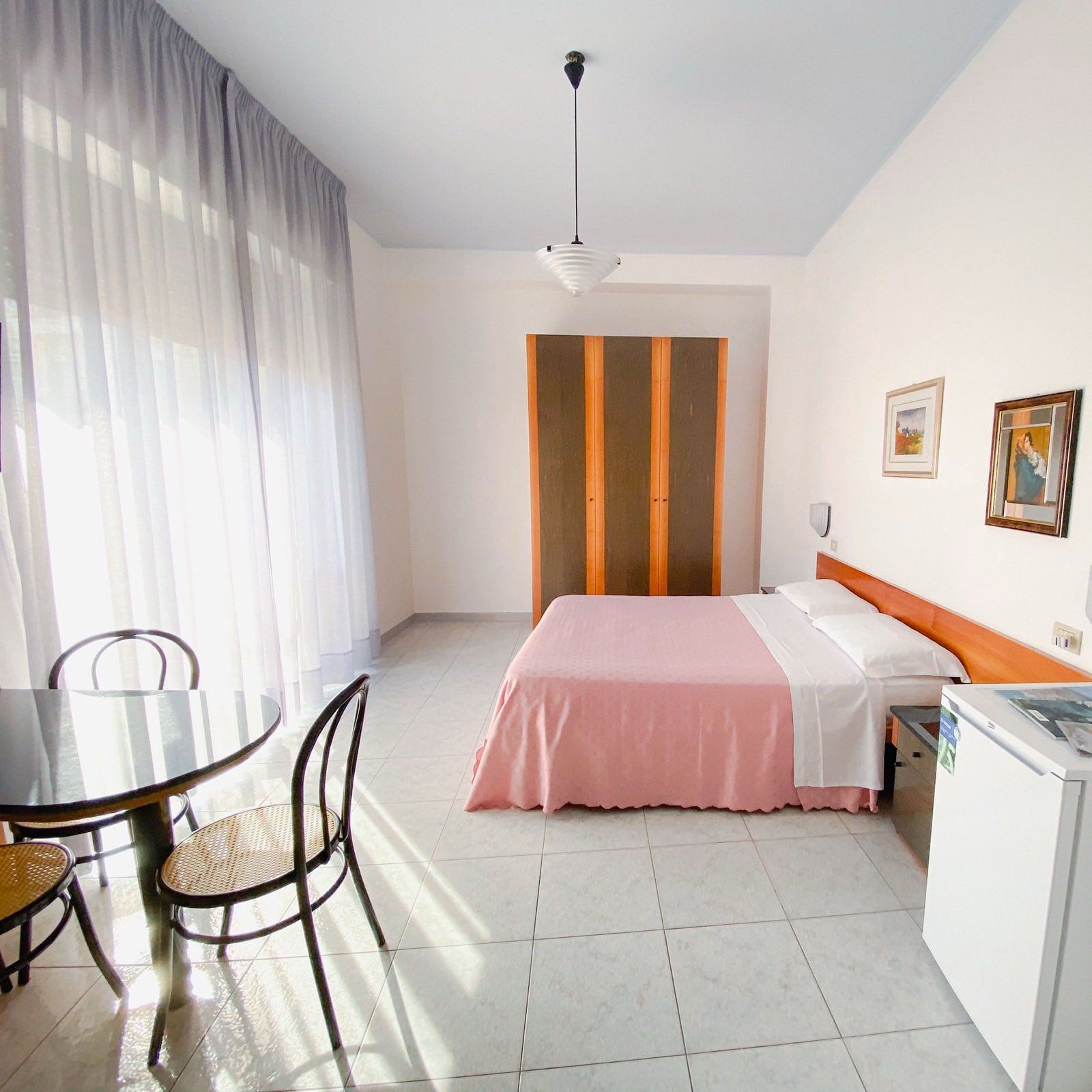 Monolocale con letto matrimoniale e zona pranzo