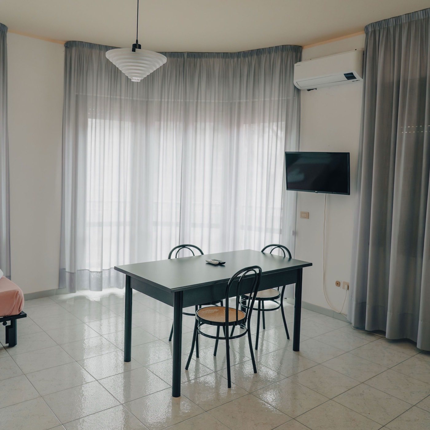 Soggiorno con tavolo da pranzo, TV e aria condizionata